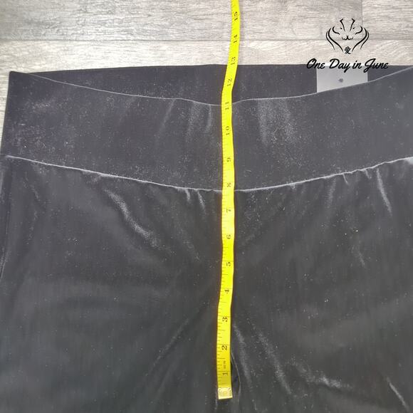 Torrid Velvet Pixie Pants Size 1X - Picture 4 of 6